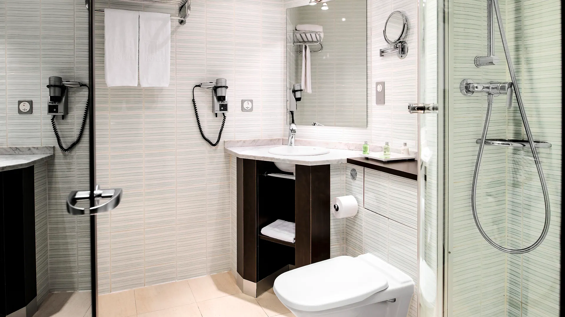 Nh Geneva Airport Hotel Meyrin 4*,  İsviçre